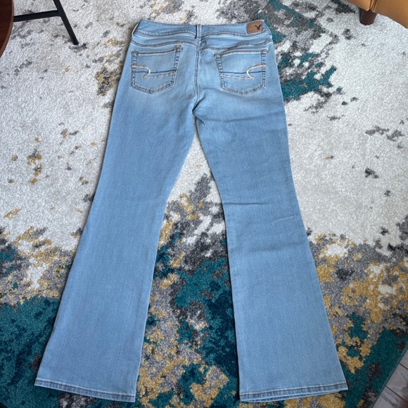 American Eagle 8 Short Kickboot Jeans Women's Gently Used Light Wash - Picture 5 of 10